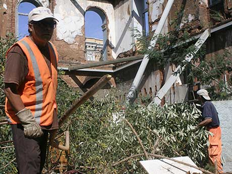 Inician trabajos de limpieza en el microbasural del edificio Subercaseaux